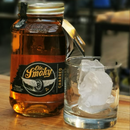Ole Smoky Charred y vaso con hielo. 