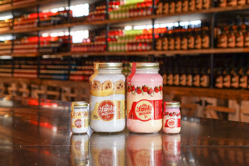 Frascos de Ole Smoky Banana y Frutilla. 