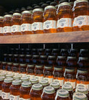 Estante con varios Ole Smoky Charred Honey Miniatura.